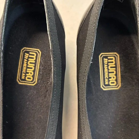 MUNRO American Low Heel Pumps in Black with Criss Cross Elastic Slip On Size 10 - Picture 6 of 14